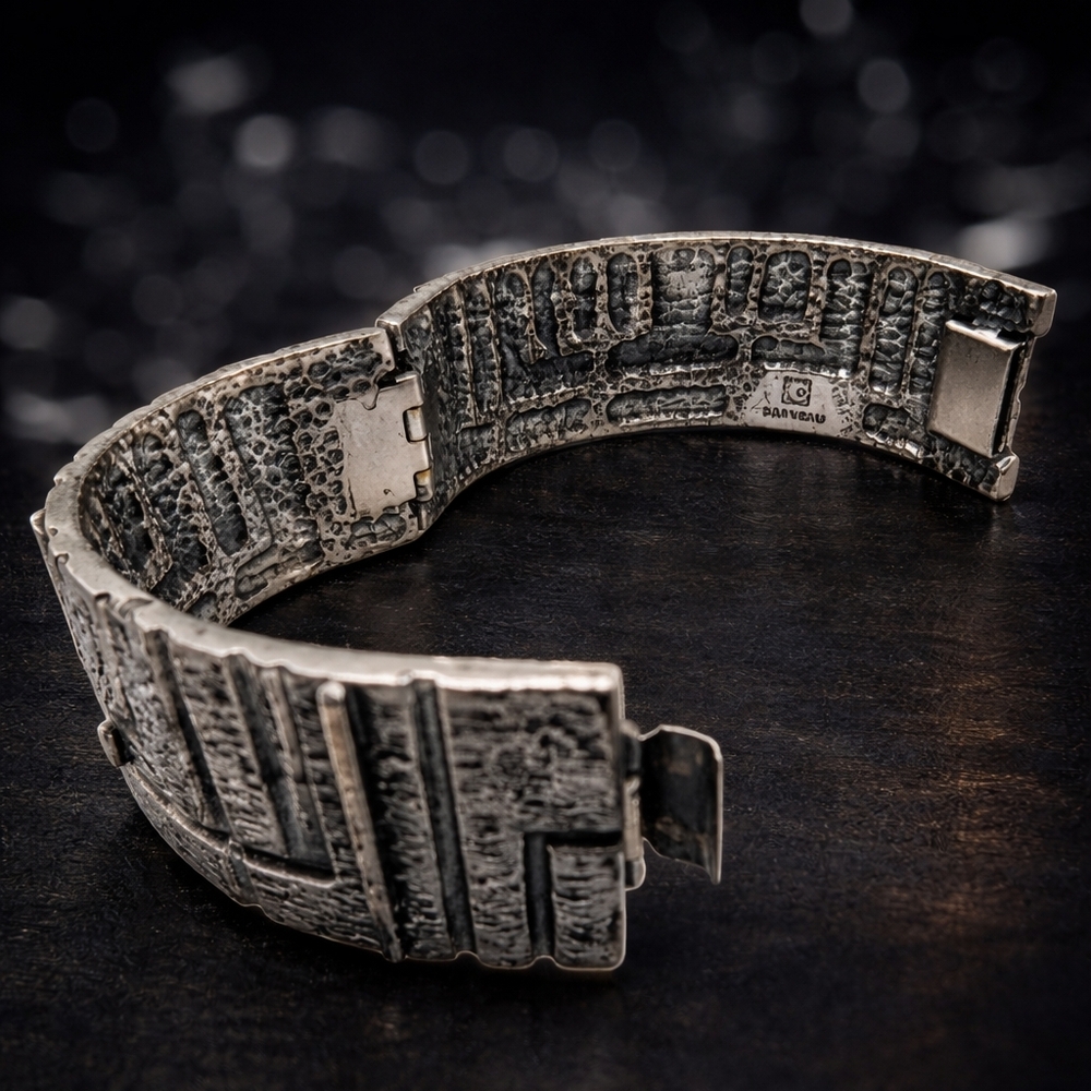 Darveau Vintage Unisex Textured Pewter Hinged Bracelet - Picture 6 of 8